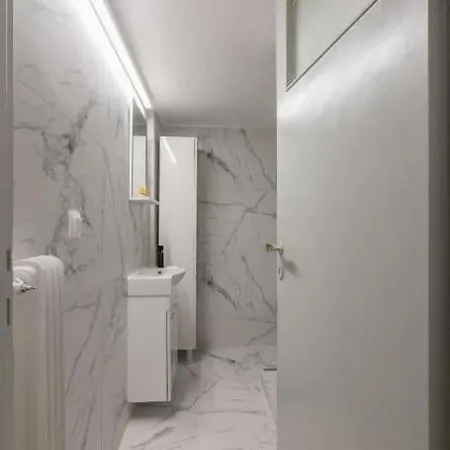 Fully Renovated 1 Bedroom Apartment *
