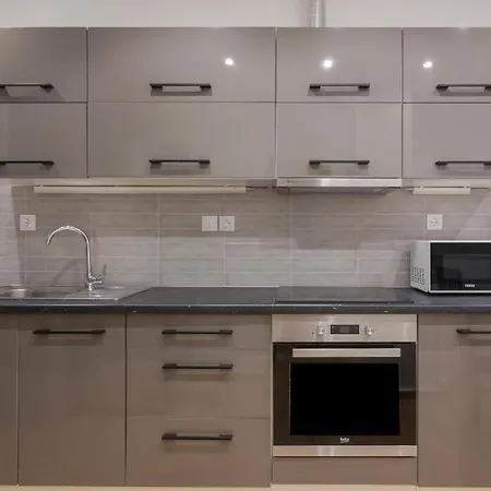 Fully Renovated 1 Bedroom *